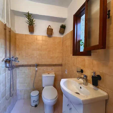 George&michael Traditional House * Rhodes City
